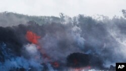 Phún thạch chảy ra biển gần Pahoa, Hawaii, ngày 20/5/2018. 