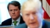 Cố vấn pháp lý Tòa Bạch Ốc Don McGahn ngồi phía sau Tổng Thống Donald Trump trong cuộc họp Nội các ngày 21/6/2018.