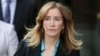 Bà Felicity Huffman rời tòa án liên bang ở Boston hôm 3/4.