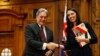 Ông Winston Peters bắt tay Thủ tướng Jacinda Ardern tại Wellington, New Zealand (ảnh chụp ngày 24/10/2017.)