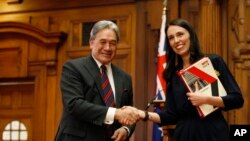 Ông Winston Peters bắt tay Thủ tướng Jacinda Ardern tại Wellington, New Zealand (ảnh chụp ngày 24/10/2017.)