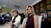 Cô Summer Zervos, cựu thí sinh chương trình truyền hình "The Apprentice," cùng với luật sư Gloria Allred, tại cuộc họp báo ngày 14/10/2016 ở Los Angeles cáo buộc ông Donald Trump tội sàm sở. 