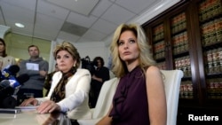 Cô Summer Zervos, cựu thí sinh chương trình truyền hình "The Apprentice," cùng với luật sư Gloria Allred, tại cuộc họp báo ngày 14/10/2016 ở Los Angeles cáo buộc ông Donald Trump tội sàm sở. 