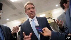 Cựu thượng nghị sĩ Cộng hòa Jeff Flake là một trong những người thường xuyên chỉ trích Tổng thống Donald Trump. Ông về hưu vào tháng 10 năm 2017.