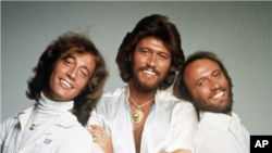 Ban nhạc Bee Gees (từ trái): Robin Gibb, Barry và Maurice Gibb